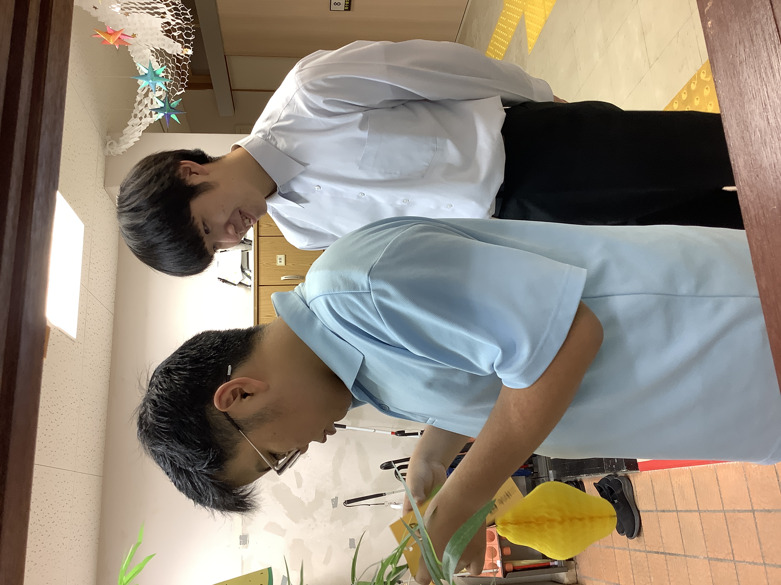舎生が願い事を笹に飾っている様子