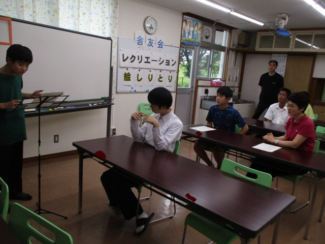 司会をしている生徒と聞いている生徒