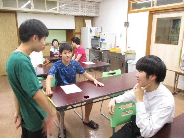 司会の生徒がルール説明をしている