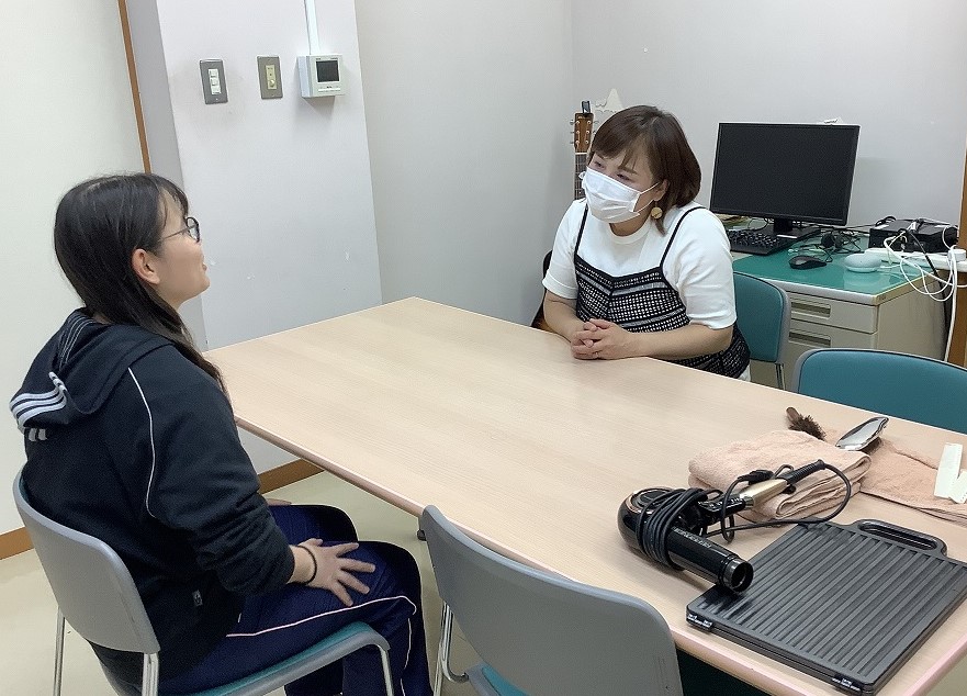 講師と舎生が会話している様子