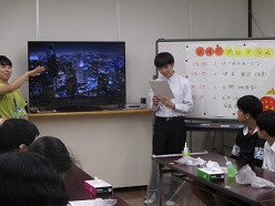 収穫祭で舎生が司会をしているところ