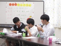 美味しそうにピザを食べている舎生