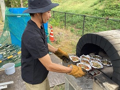 石窯にピザを入れているところ