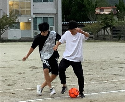 サッカーをしている様子