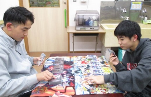 カードゲームをしている様子