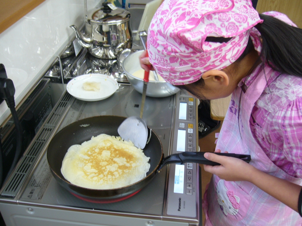 生地を焼く舎生