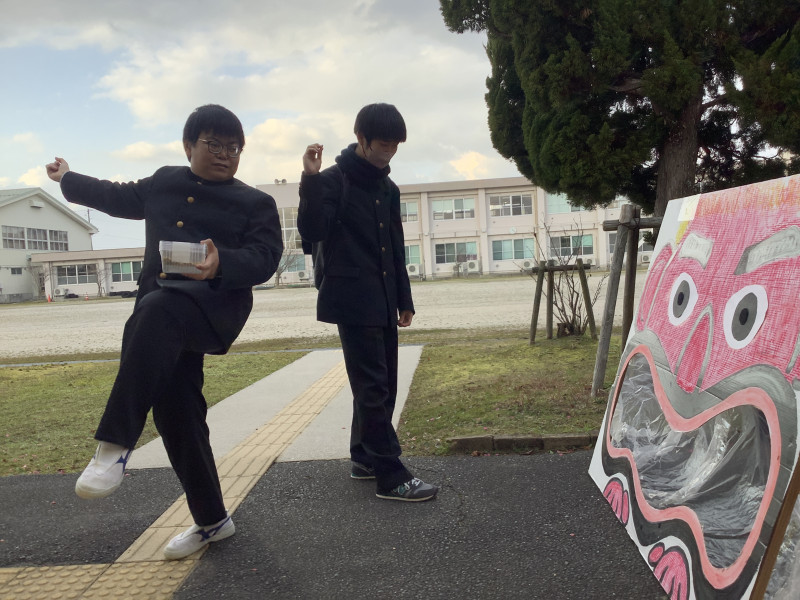 豆まきをする男子舎生１