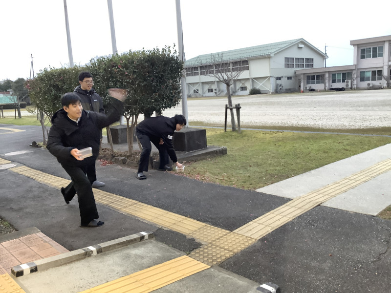 豆まきをする男子舎生２