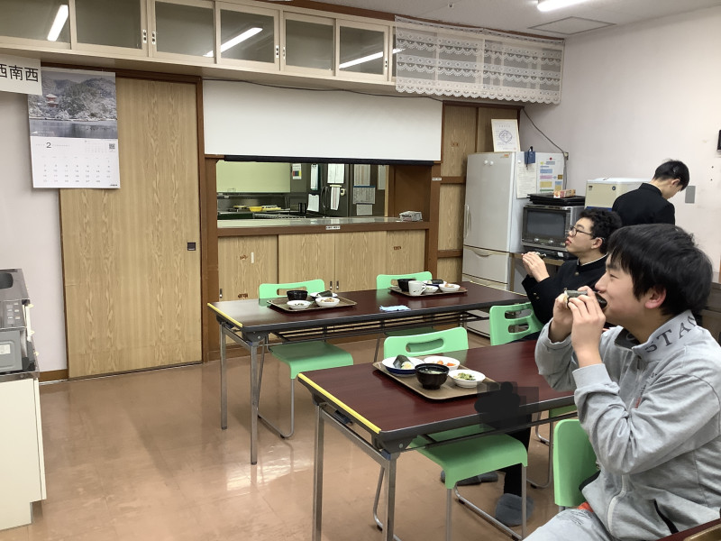 恵方巻を丸かぶりする舎生A