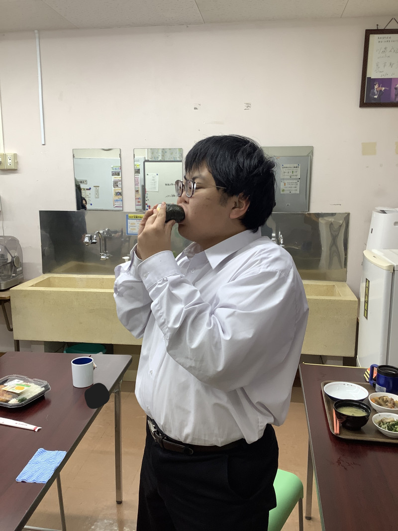 恵方巻を丸かぶりする舎生B