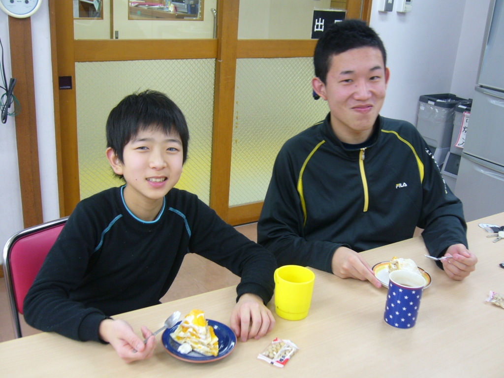 ケーキを食べる舎生