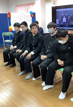 卒業生が並んで座っている