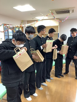 卒業生へ記念品を渡す