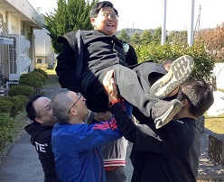 胴上げされる男子舎生１