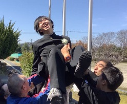 胴上げされる男子舎生２