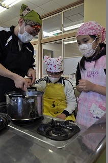 もちの味付けをする生徒の様子