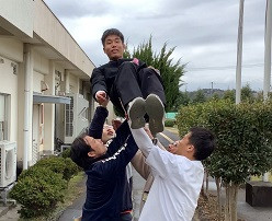 胴上げされる聾男子舎生１