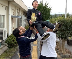胴上げされる聾男子舎生２