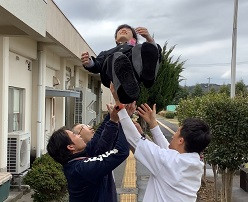 胴上げされる聾男子舎生３