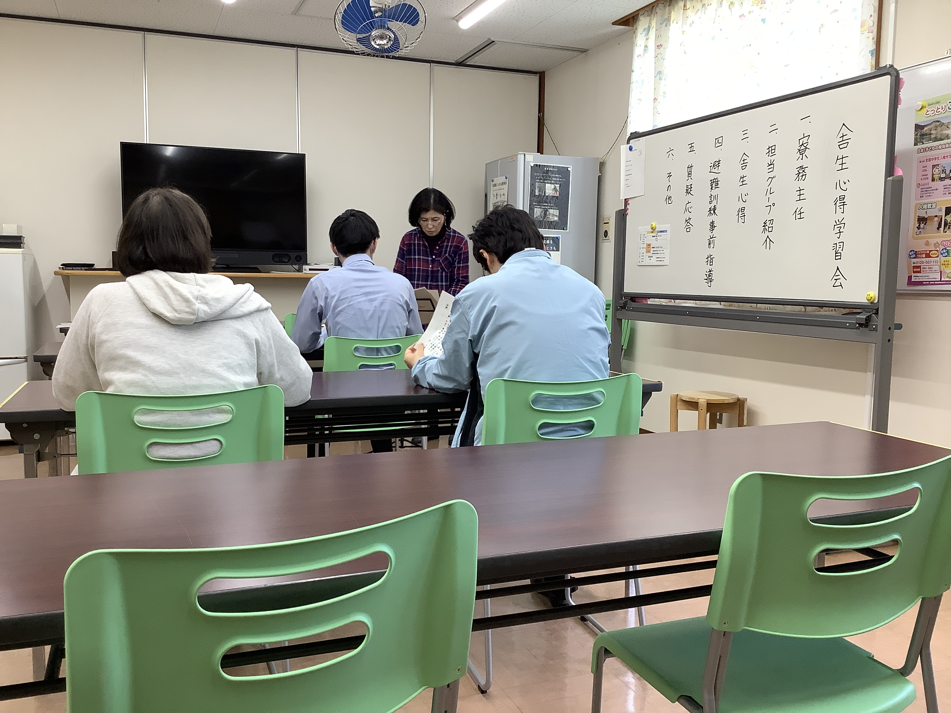 舎生心得学習会で真剣に話を聞く舎生たち