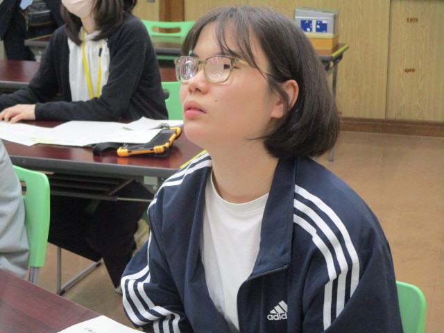 舎生が行事などの説明を聞いている様子
