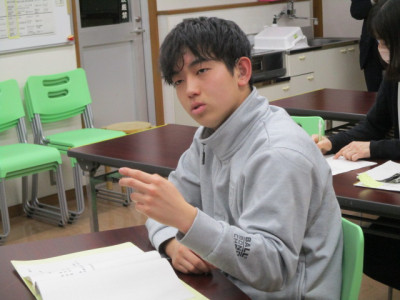 舎生が当番活動について意見している様子
