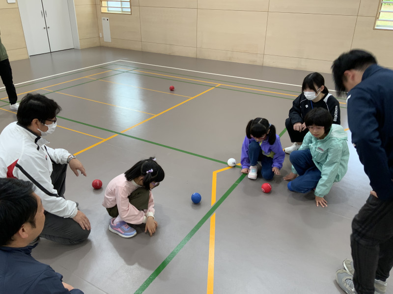 ボールの周りに集まる