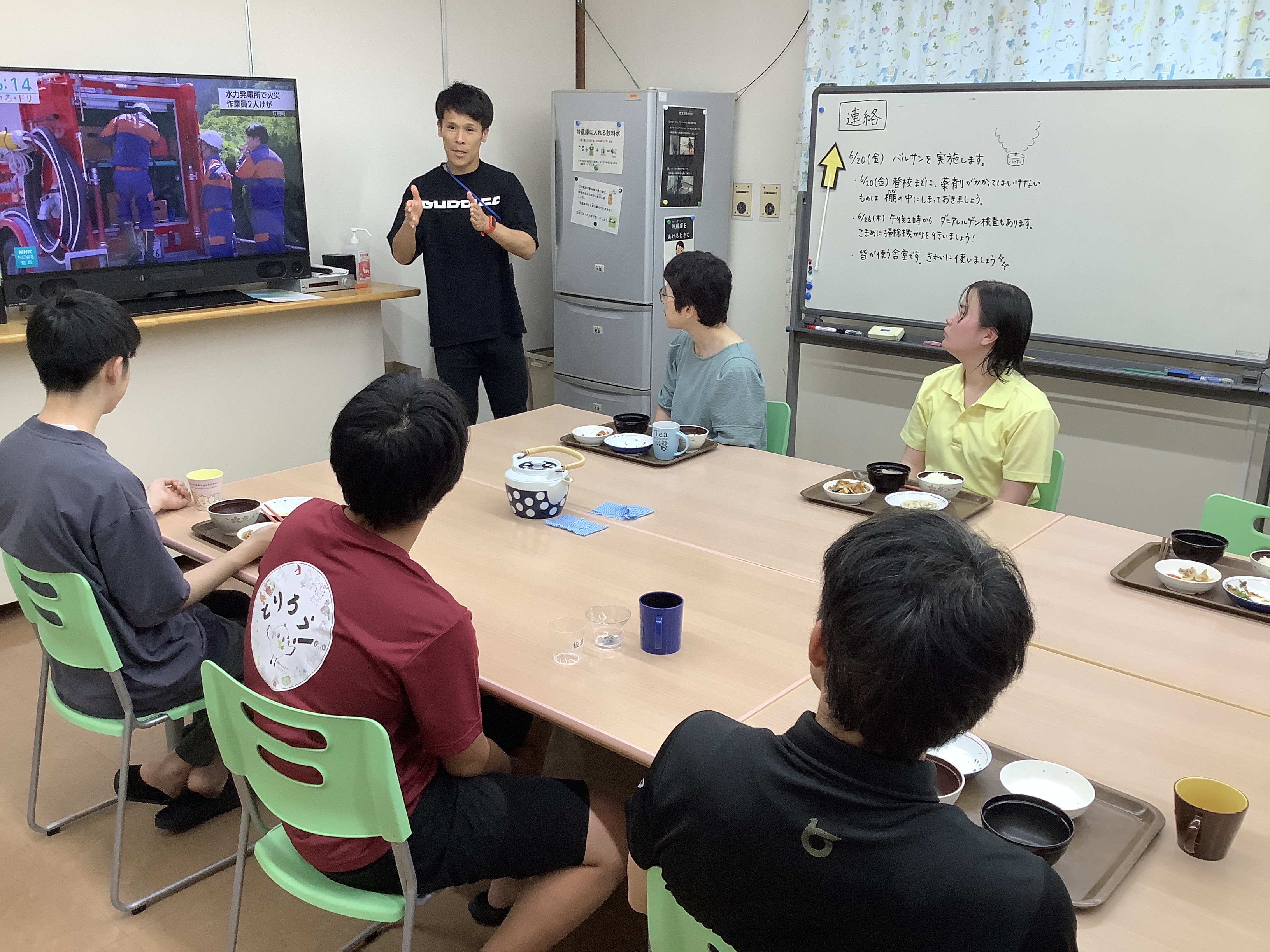 避難訓練の連絡を受ける舎生