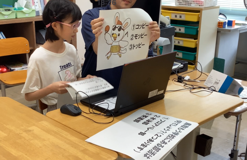 鳥取盲学校に関するクイズを出題する本校児童
