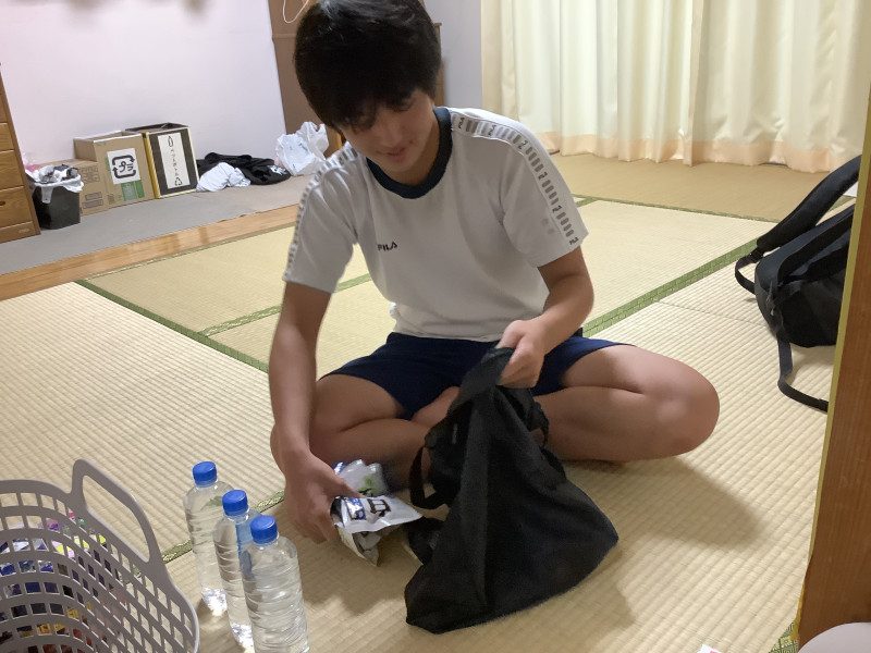 点検をしている聾男子舎生