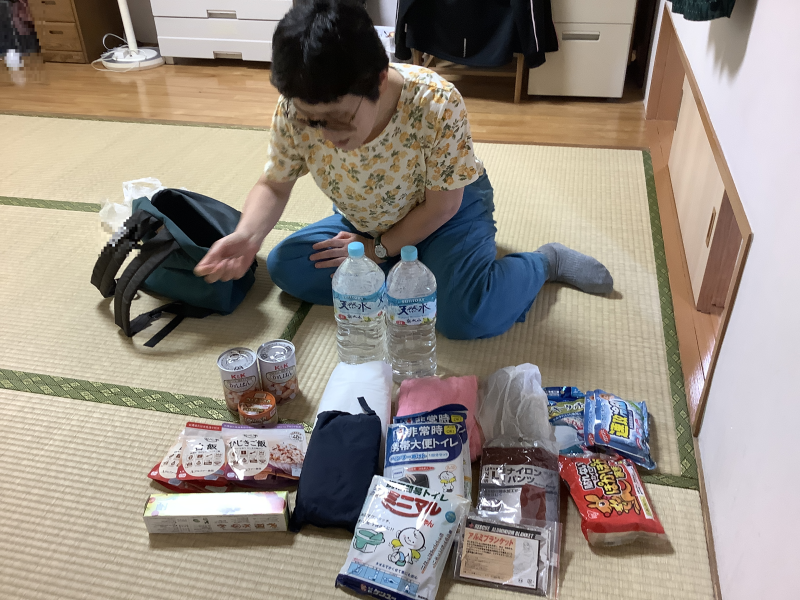 点検をしている盲女子舎生