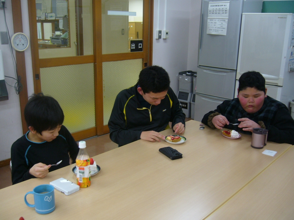 ケーキを食べ始める様子