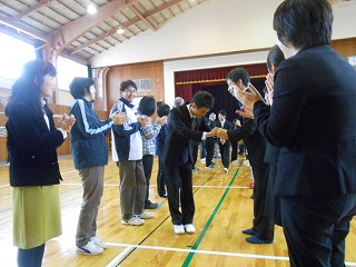 離退任される先生方の見送りの様子