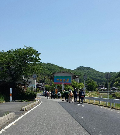 バスから降りて磨尼寺に向けて歩き始めた様子