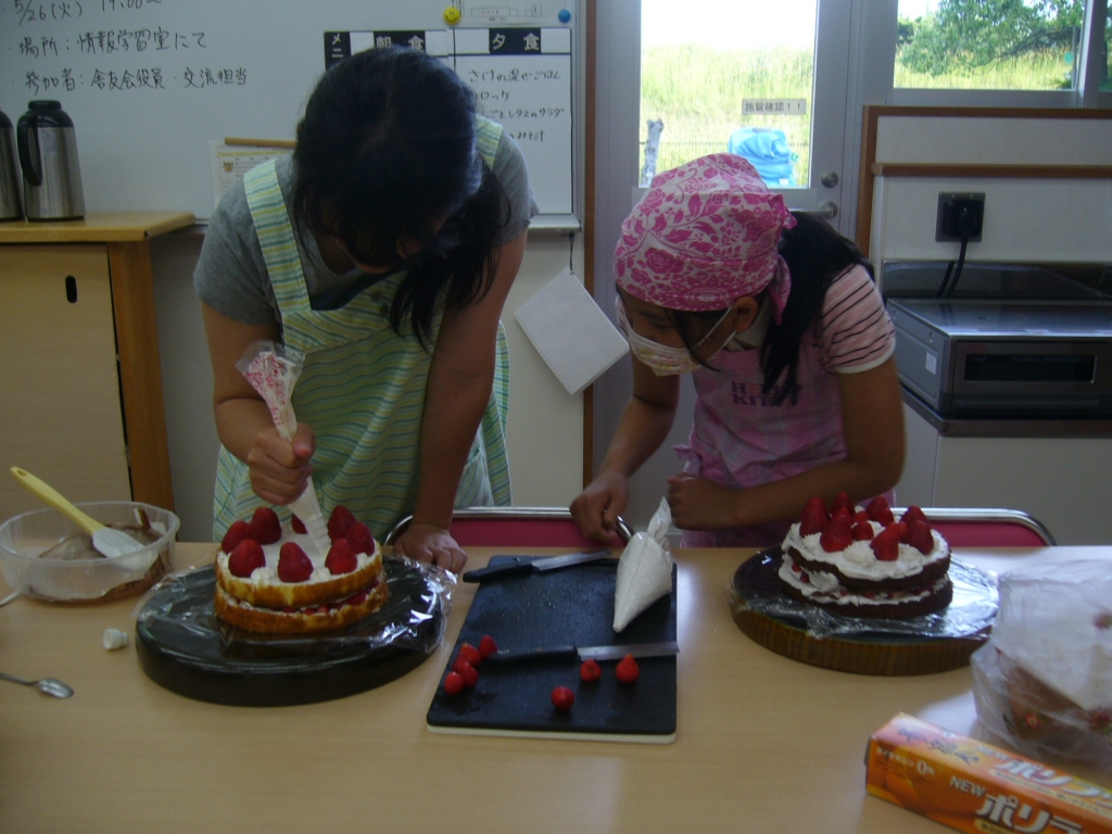 ケーキに生クリームを塗っているところです。