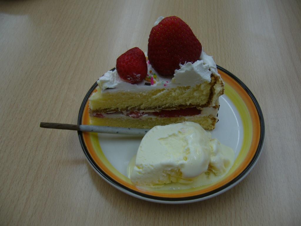 お皿にケーキが乗りました。
