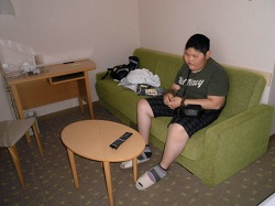 部屋でくつろぐ様子