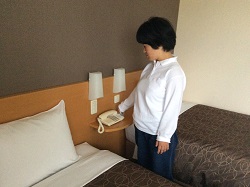 部屋でくつろぐ様子②