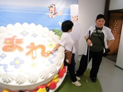 まれのケーキの前