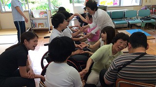 手遊びの様子