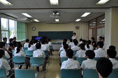 初めの話を聞く様子