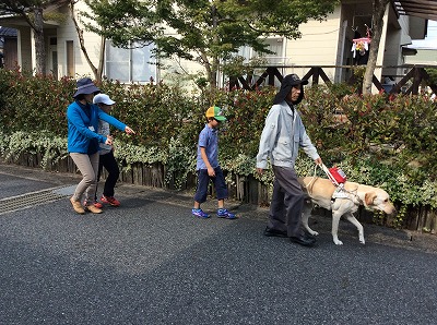 盲導犬ククと一緒に歩行