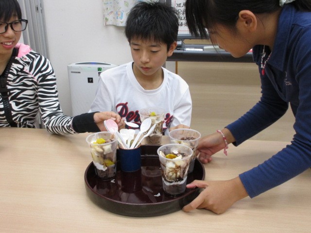 パフェを配る係