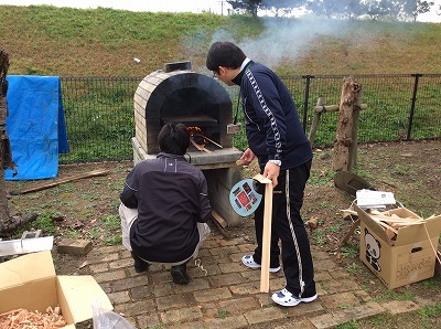 寄宿舎の石窯を使いました