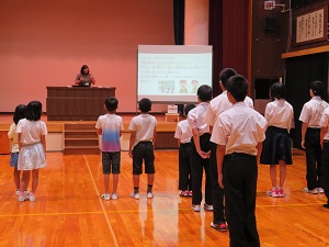 シャロン先生の自己紹介の様子