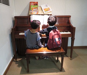 わらべ館で友達と一緒にピアノを弾きました
