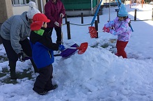 みんなで雪を集めて滑り台を作る