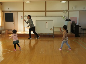 幼稚部歌と体操の様子