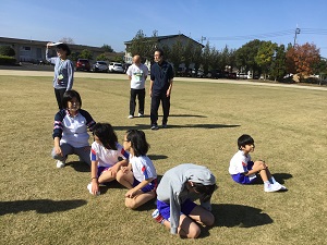 避難し終え全校が揃うのを待つ小学部の様子