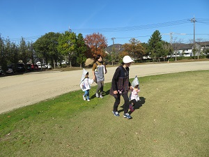 走って避難する幼稚部の様子